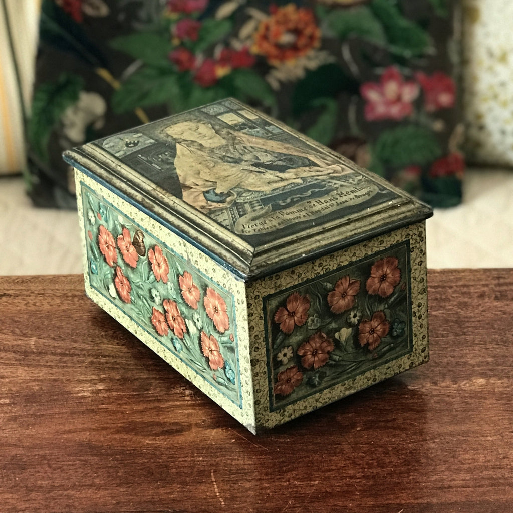 Ancienne boîte en fer métal rectangulaire dessus Vierge à la Pomme côtés fleurs rouges par Hello Broc brocante en ligne