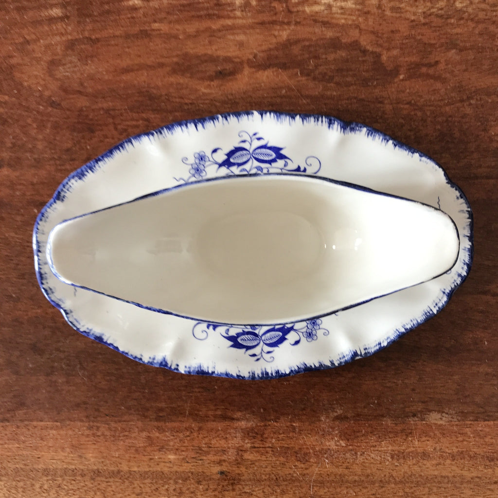 Saucière en faïence de Sarreguemines décor floral bleu Lancaster par Hello Broc brocante en ligne