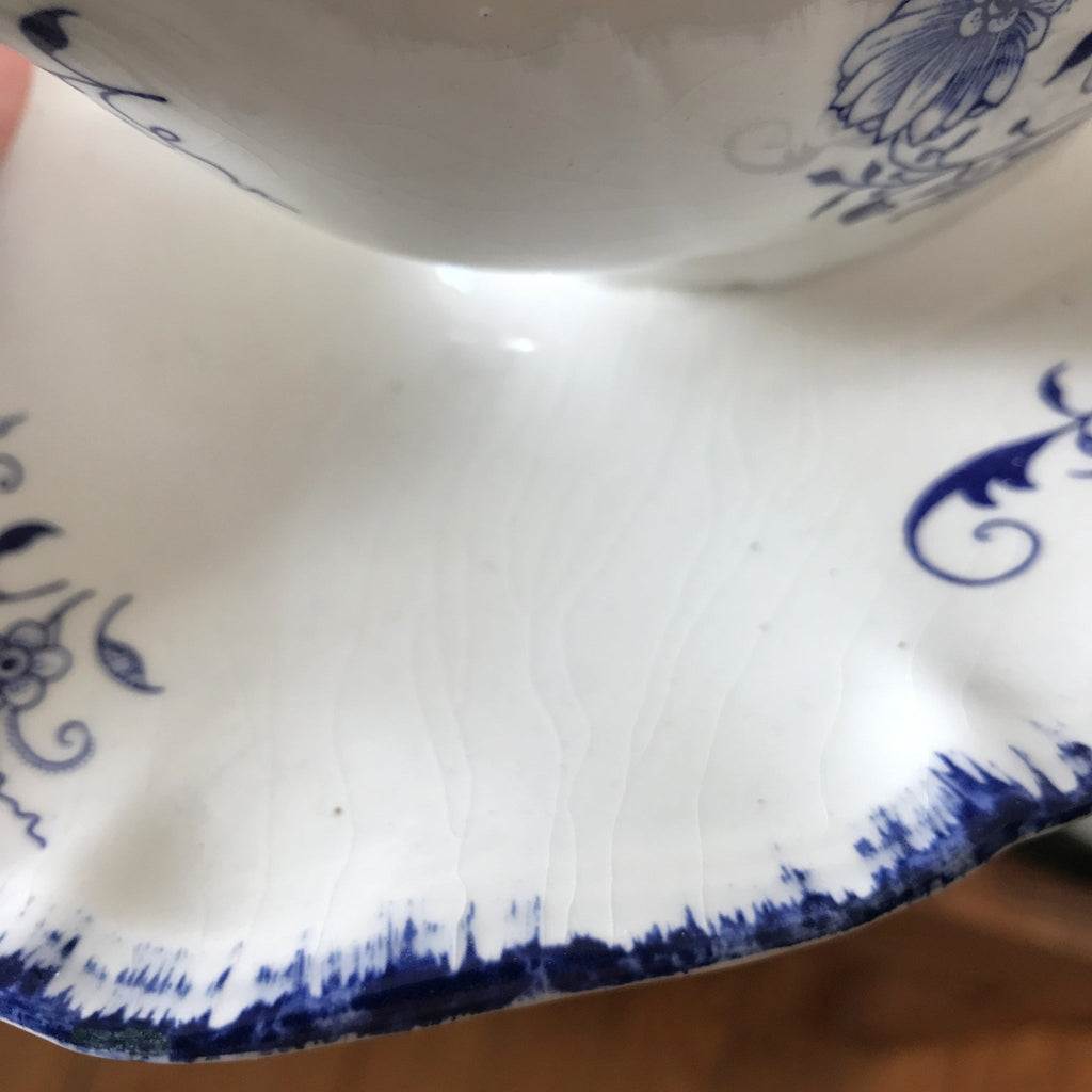 Saucière en faïence de Sarreguemines décor floral bleu Lancaster par Hello Broc brocante en ligne