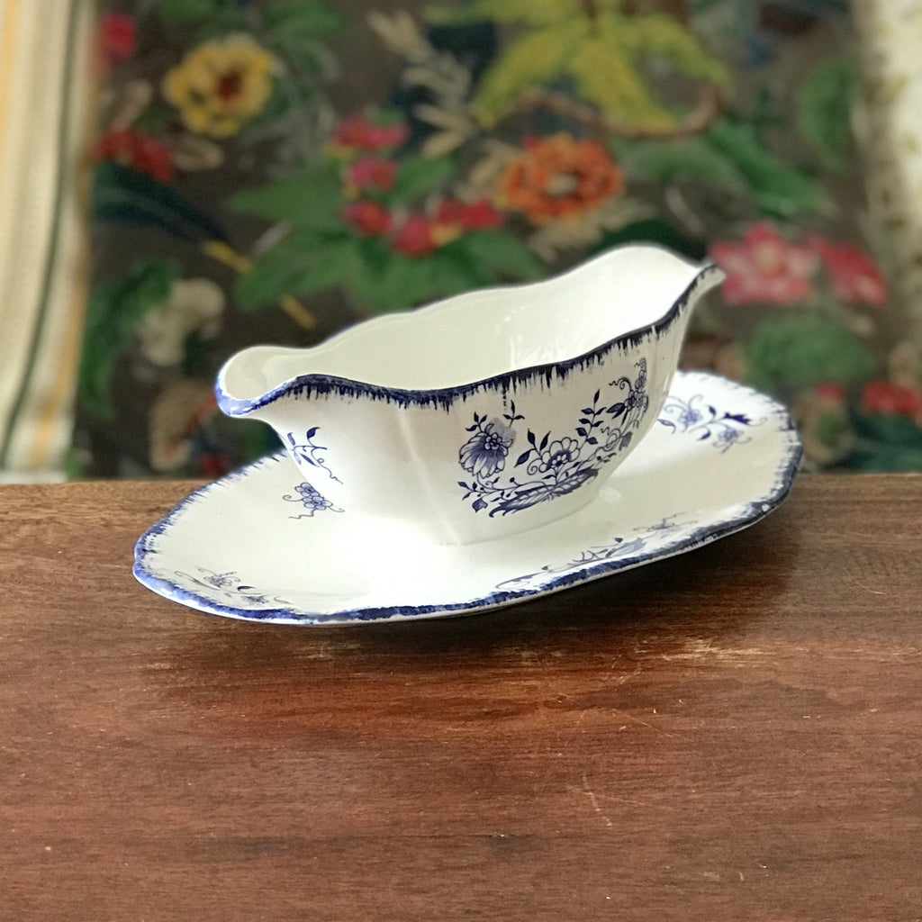 Saucière en faïence de Sarreguemines décor floral bleu Lancaster par Hello Broc brocante en ligne