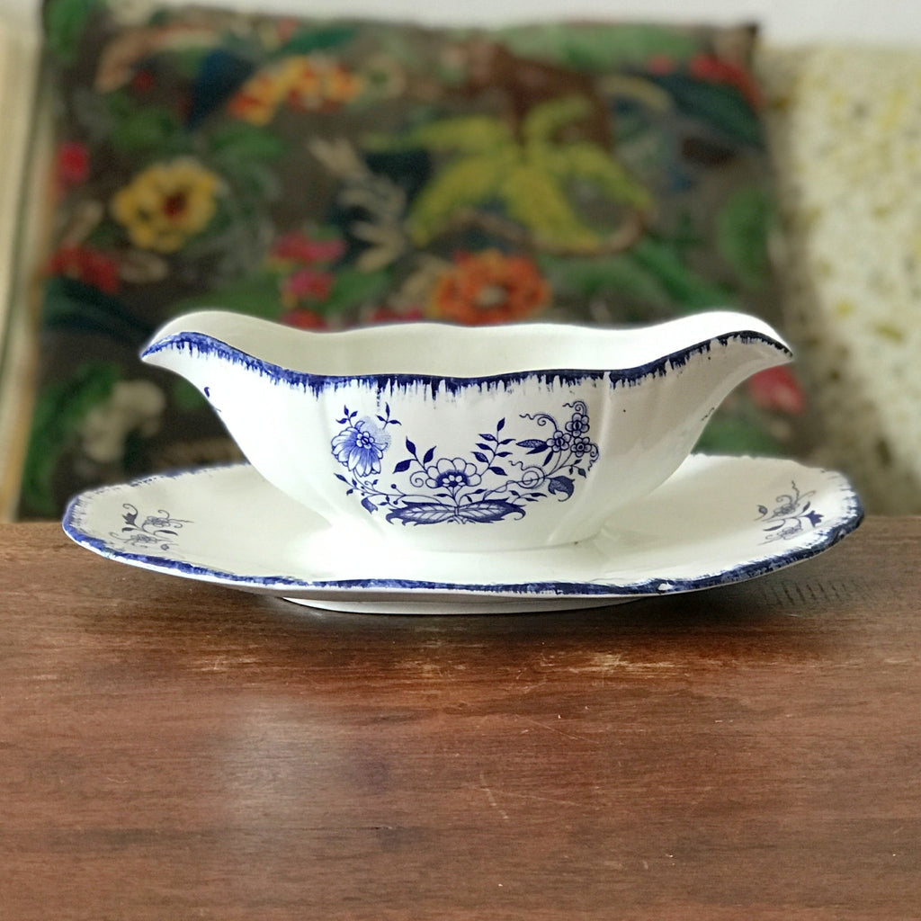 Saucière en faïence de Sarreguemines décor floral bleu Lancaster par Hello Broc brocante en ligne