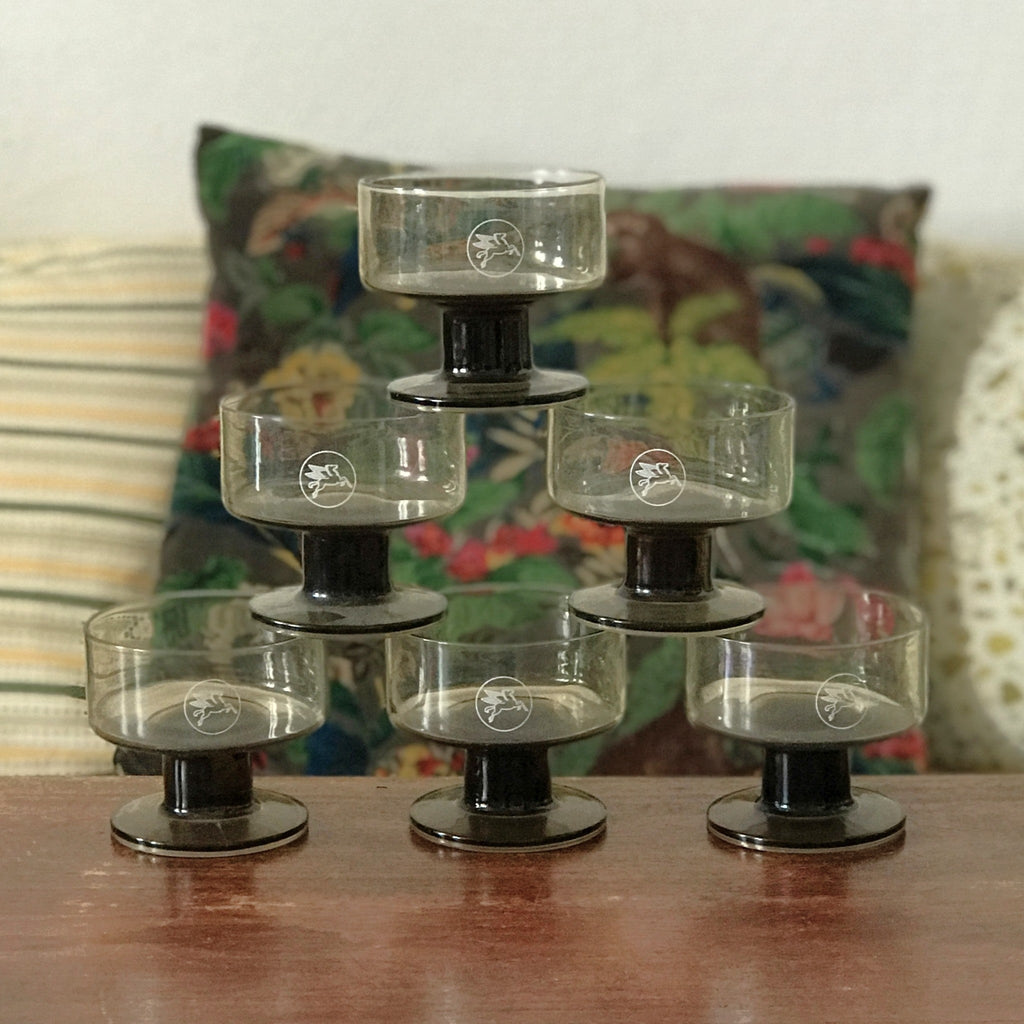 Lot de 6 coupelles publicitaires à dessert ou coupes à champagne vintage en verre moulé fumé Mobil logo Pégase par Hello Broc brocante en ligne