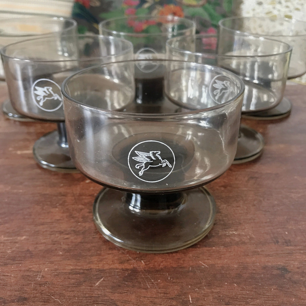Lot de 6 coupelles publicitaires à dessert ou coupes à champagne vintage en verre moulé fumé Mobil logo Pégase par Hello Broc brocante en ligne