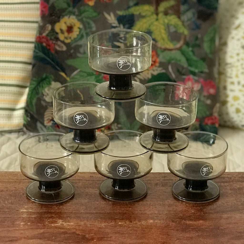 Lot de 6 coupelles publicitaires à dessert ou coupes à champagne vintage en verre moulé fumé Mobil logo Pégase par Hello Broc brocante en ligne