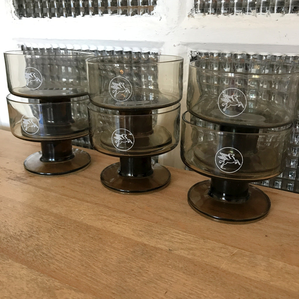 Lot de 6 coupelles publicitaires à dessert ou coupes à champagne vintage en verre moulé fumé Mobil logo Pégase par Hello Broc brocante en ligne