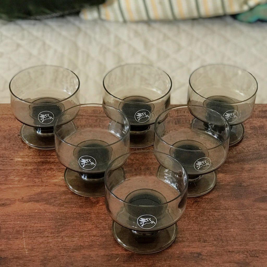 Lot de 6 coupelles publicitaires à dessert ou coupes à champagne vintage en verre moulé fumé Mobil logo Pégase par Hello Broc brocante en ligne
