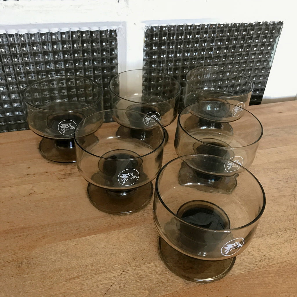 Lot de 6 coupelles publicitaires à dessert ou coupes à champagne vintage en verre moulé fumé Mobil logo Pégase par Hello Broc brocante en ligne