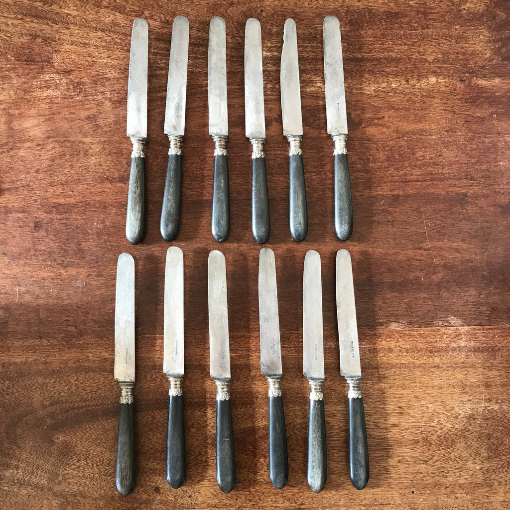 Service de 12 couteaux de table anciens en métal argenté manche en ébène par Hello Broc brocante en ligne