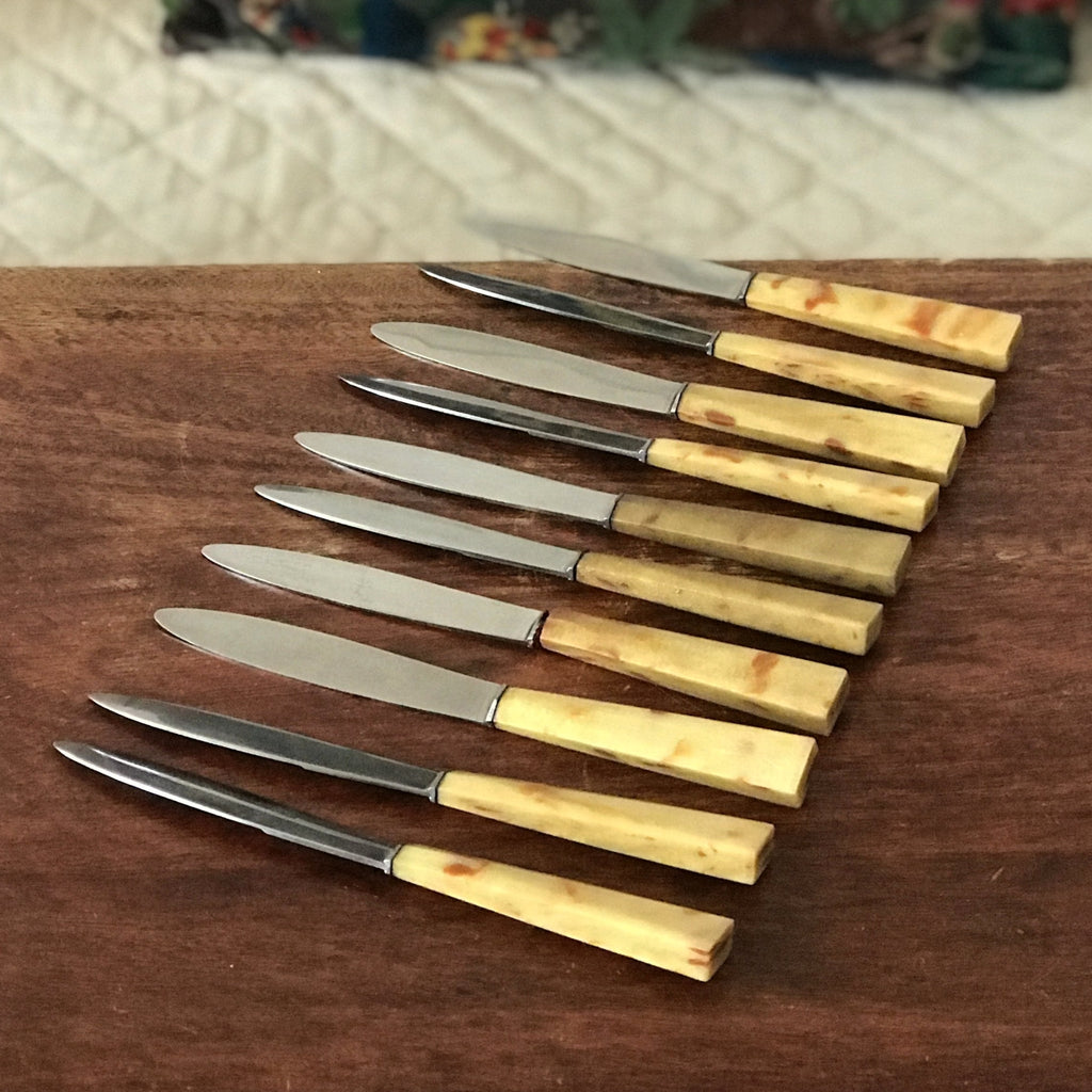 Lot de 10 couteaux à fromage ou à dessert manche bakélite imitation corne par Hello Broc brocante en ligne