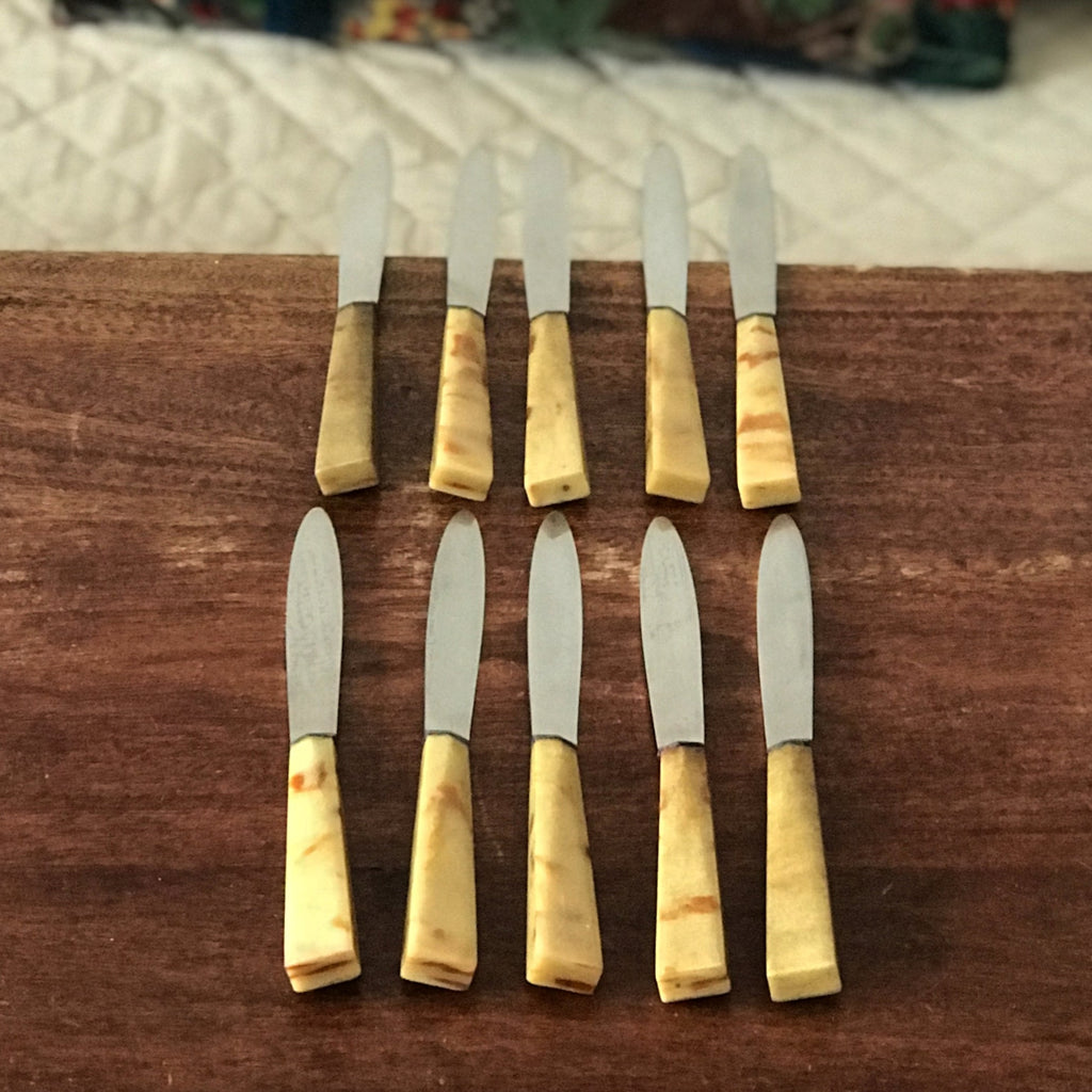 Lot de 10 couteaux à fromage ou à dessert manche bakélite imitation corne par Hello Broc brocante en ligne