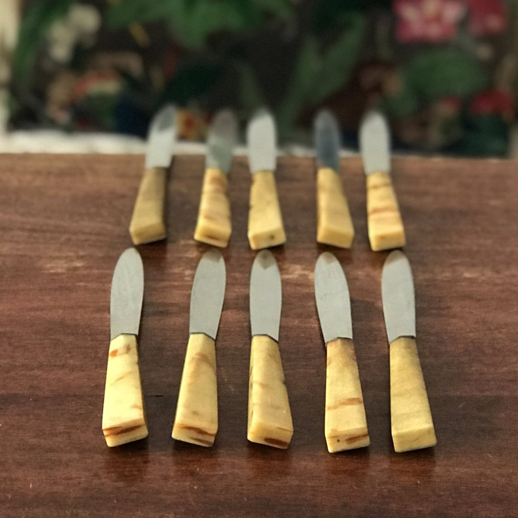 Lot de 10 couteaux à fromage ou à dessert manche bakélite imitation corne par Hello Broc brocante en ligne