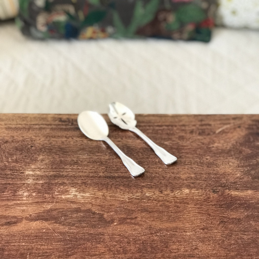Partie de couverts à mignardise de l'orfèverie Ravinet d'Enfert en métal argenté par Hello Broc brocante en ligne