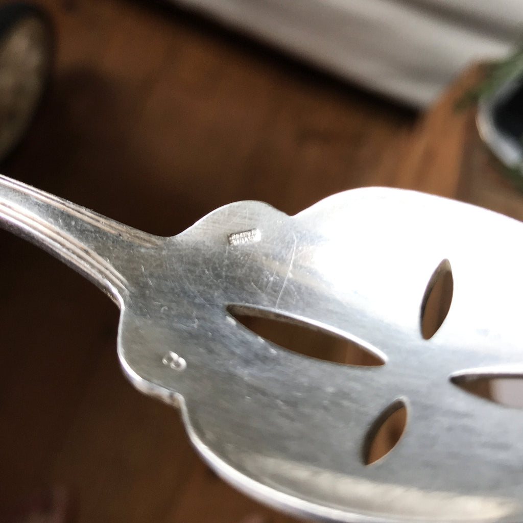 Partie de couverts à mignardise de l'orfèverie Ravinet d'Enfert en métal argenté par Hello Broc brocante en ligne