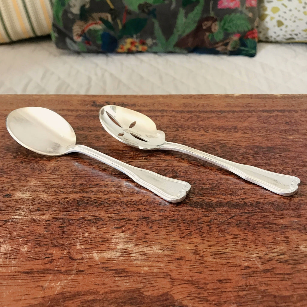 Partie de couverts à mignardise de l'orfèverie Ravinet d'Enfert en métal argenté par Hello Broc brocante en ligne