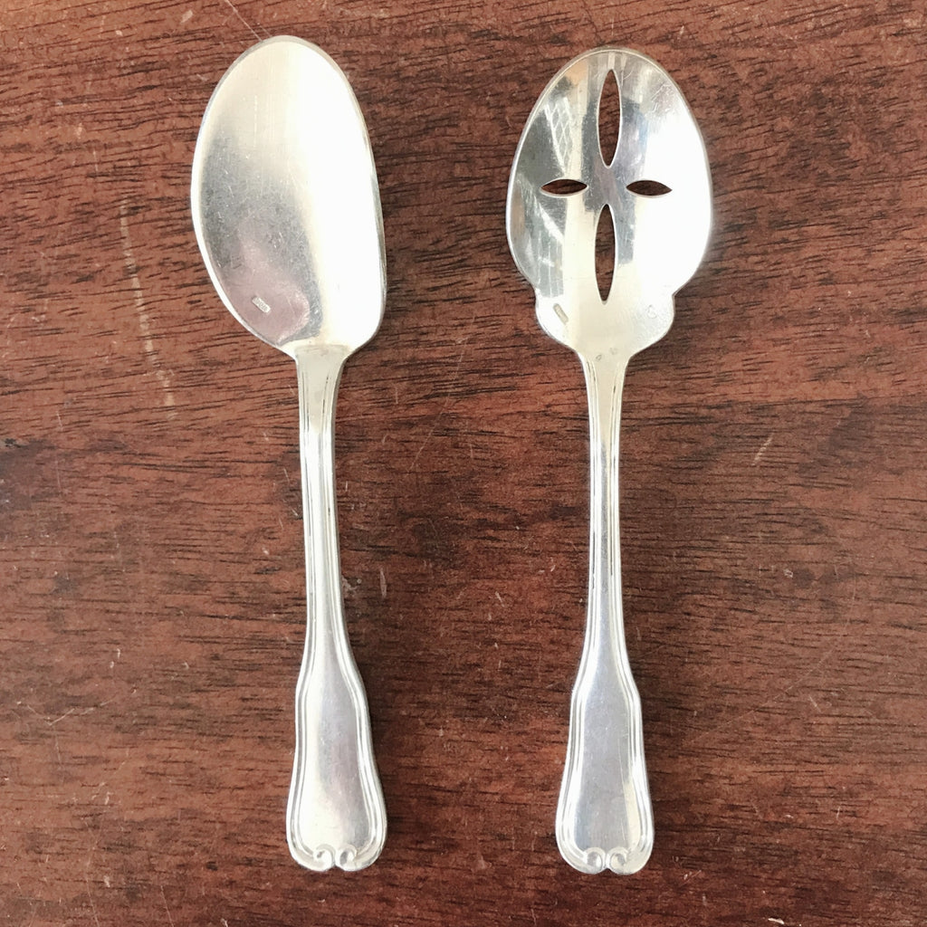 Partie de couverts à mignardise de l'orfèverie Ravinet d'Enfert en métal argenté par Hello Broc brocante en ligne