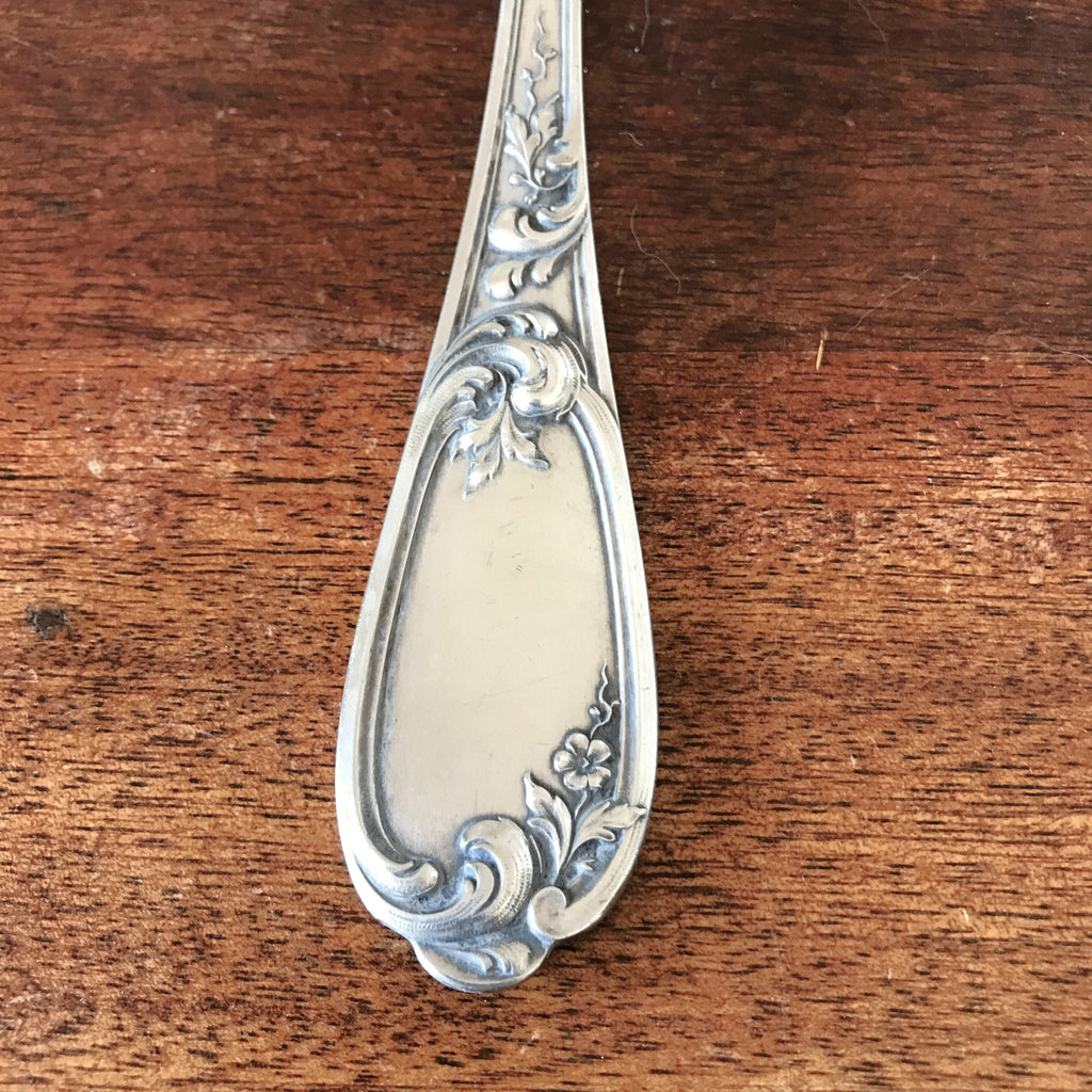 Louche de service en Métal Blanc décor rocaille de l'orfèvre Orbrille à Paris par Hello Broc brocante en ligne