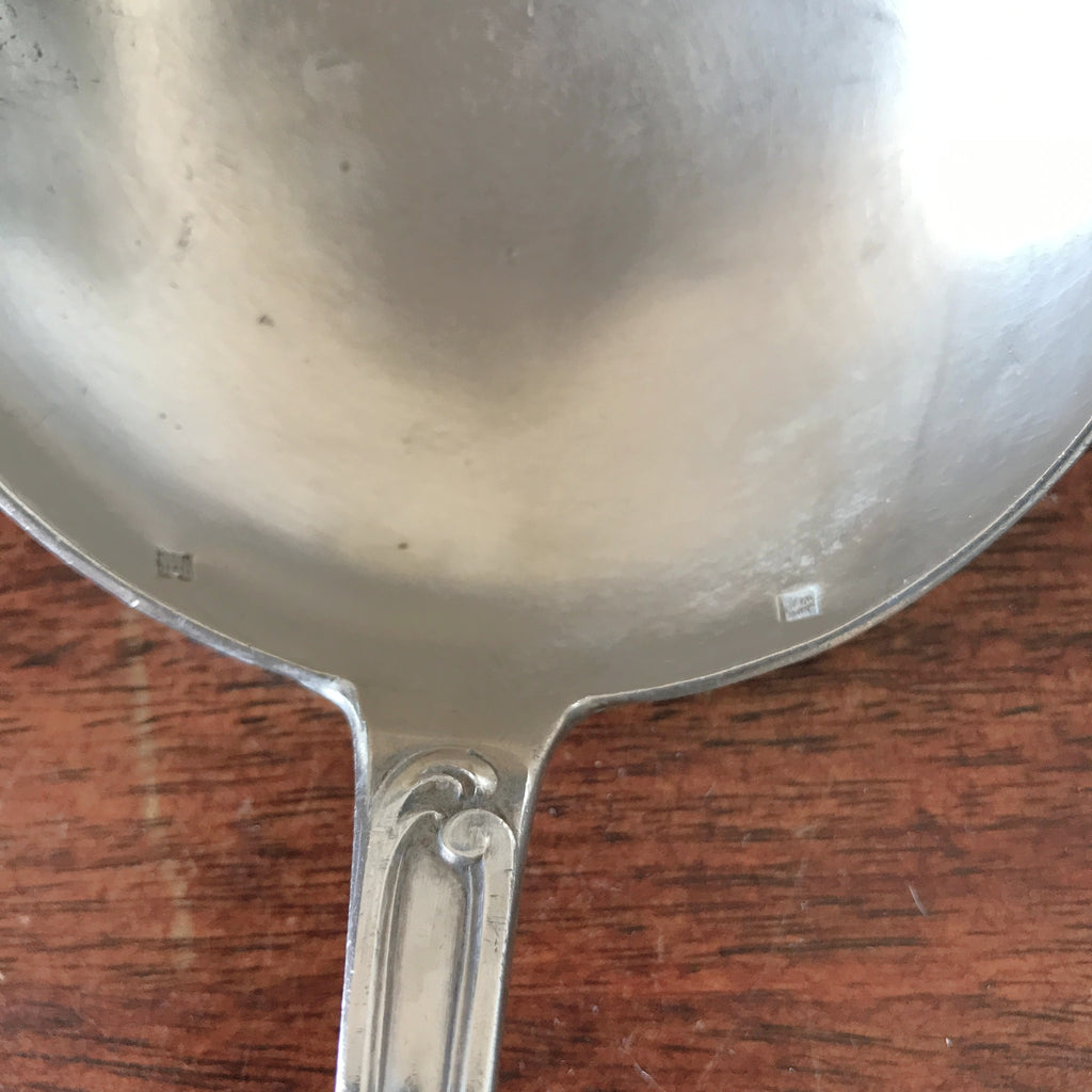 Louche de service en Métal Blanc décor rocaille de l'orfèvre Orbrille à Paris par Hello Broc brocante en ligne