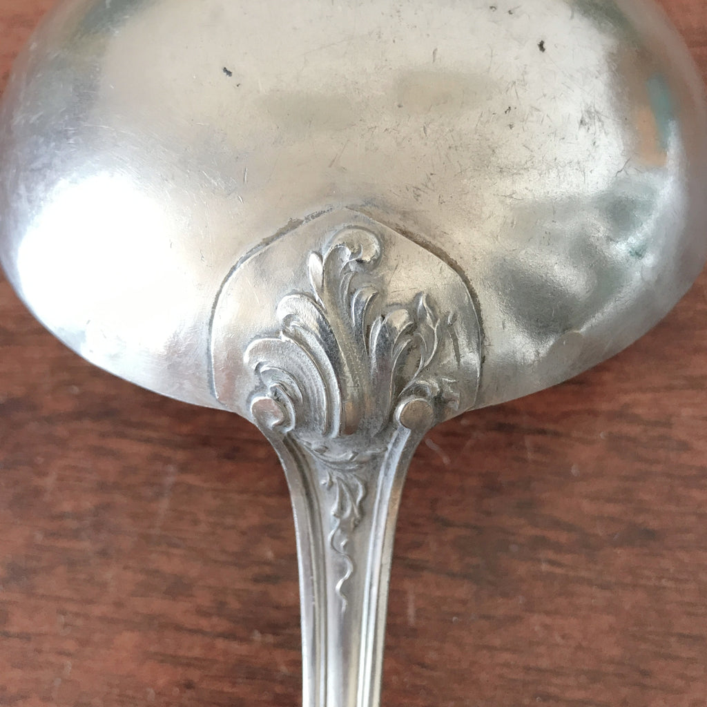 Louche de service en Métal Blanc décor rocaille de l'orfèvre Orbrille à Paris par Hello Broc brocante en ligne