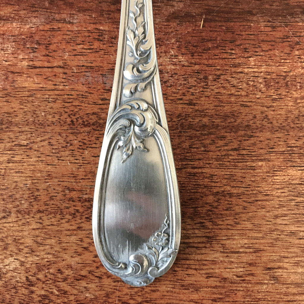 Louche de service en Métal Blanc décor rocaille de l'orfèvre Orbrille à Paris par Hello Broc brocante en ligne