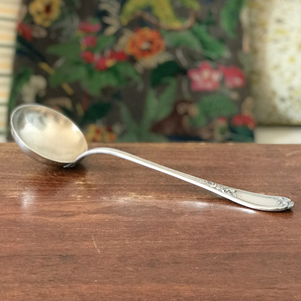 Louche de service en Métal Blanc décor rocaille de l'orfèvre Orbrille à Paris par Hello Broc brocante en ligne