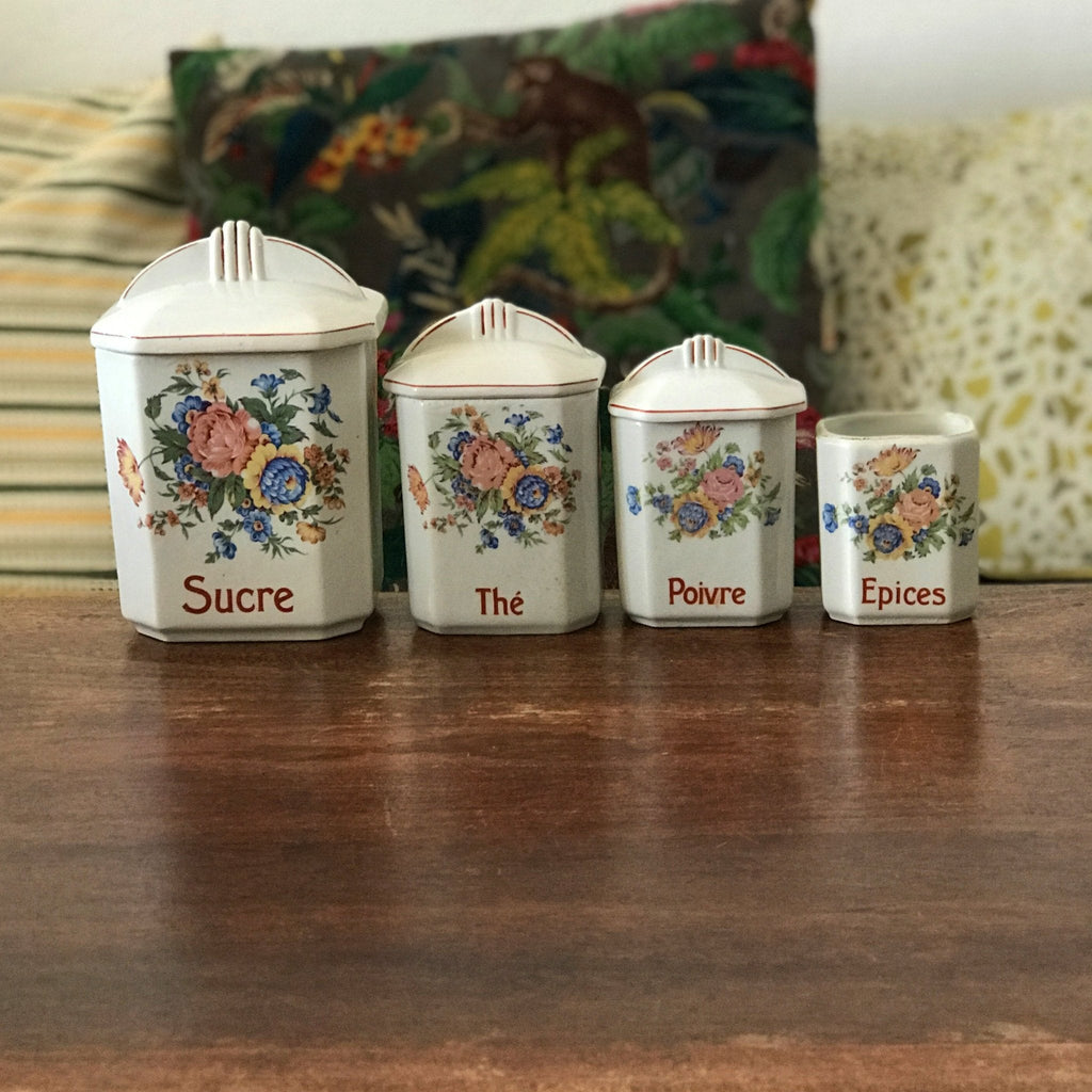 Ensemble de 4 pots à épices en faïence fine et décor fleurs multicolores Circa 1930 par Hello Broc brocante en ligne