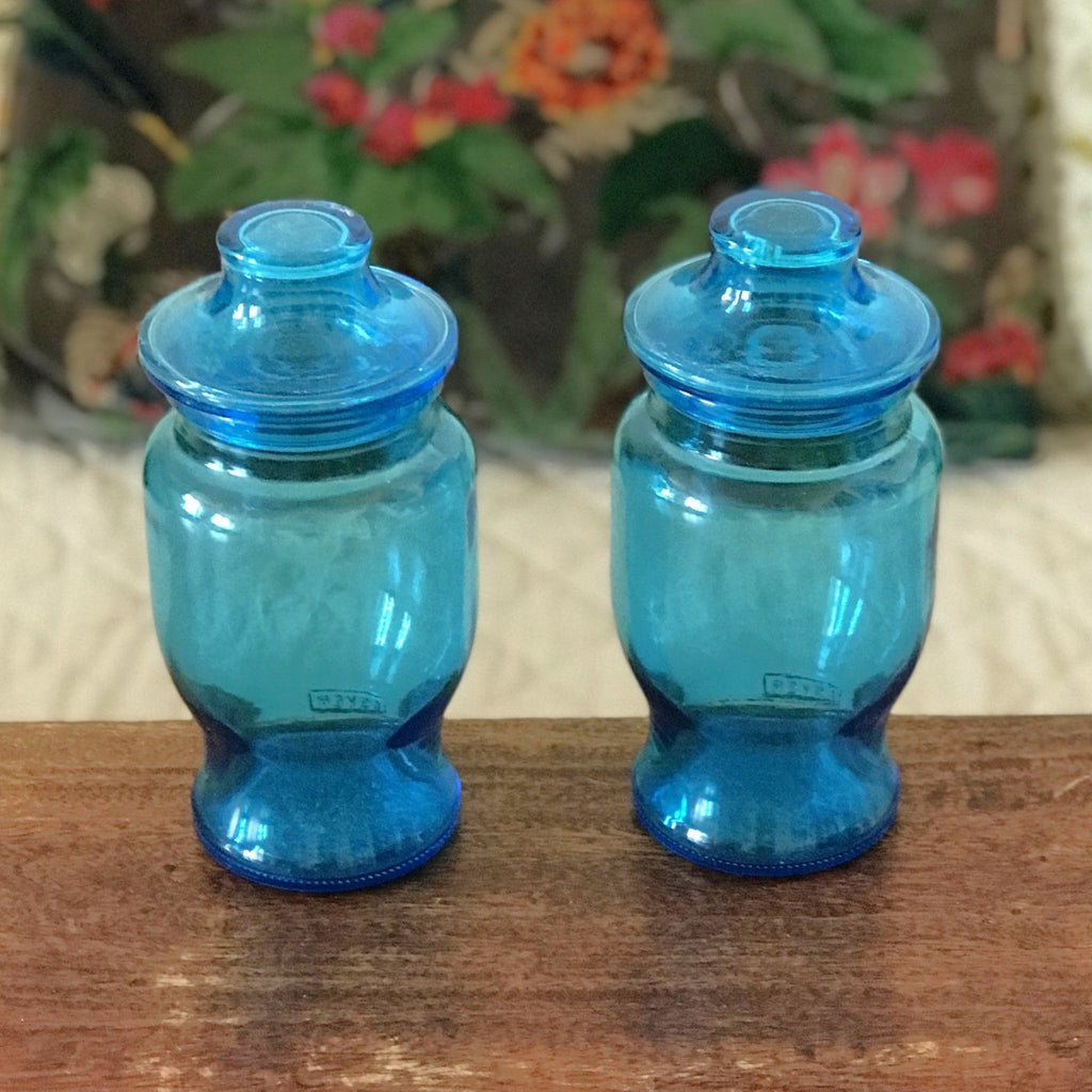Lot de 2 bocaux publicitaires vintage en verre moulé bleu Lever par Hello Broc brocante en ligne