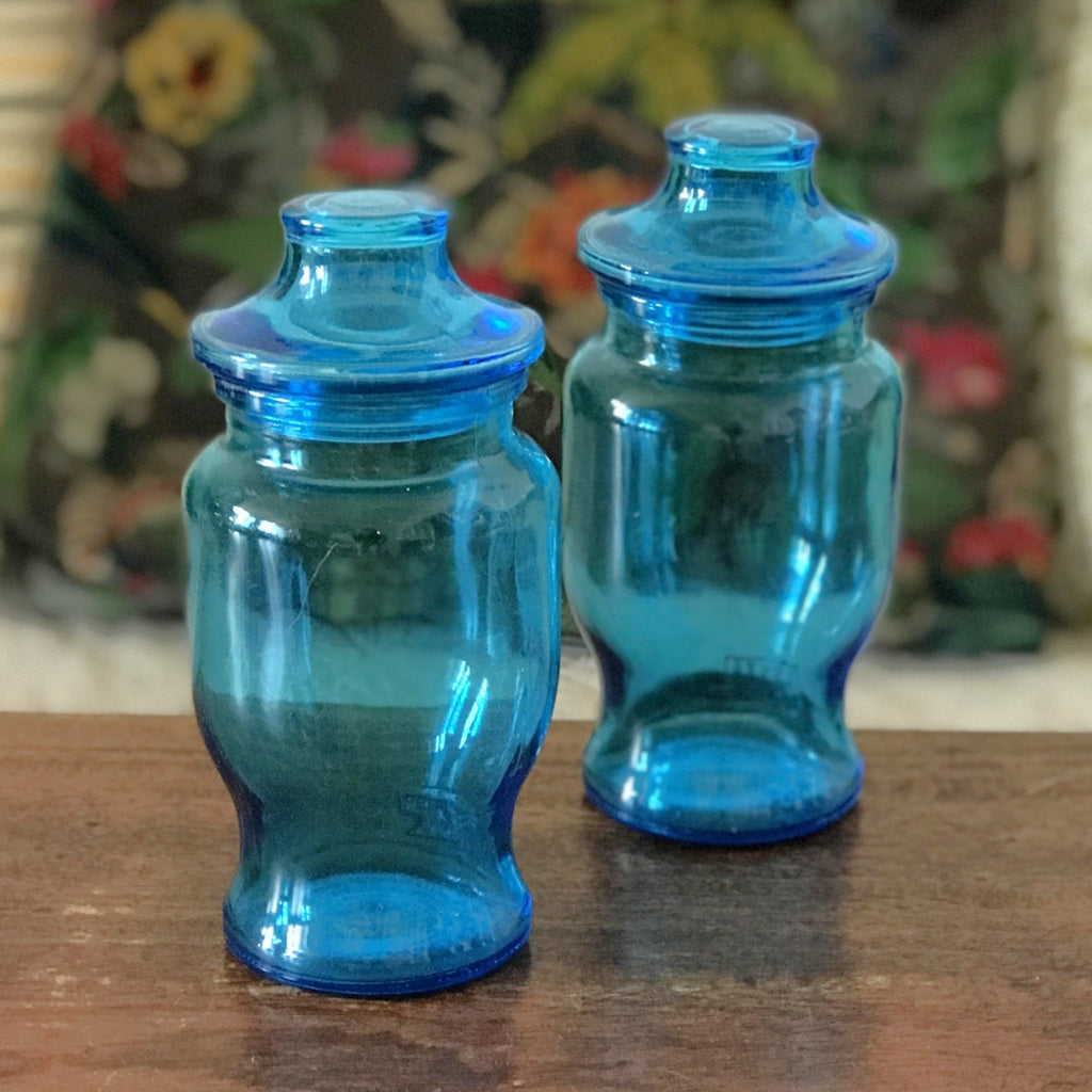 Lot de 2 bocaux publicitaires vintage en verre moulé bleu Lever par Hello Broc brocante en ligne