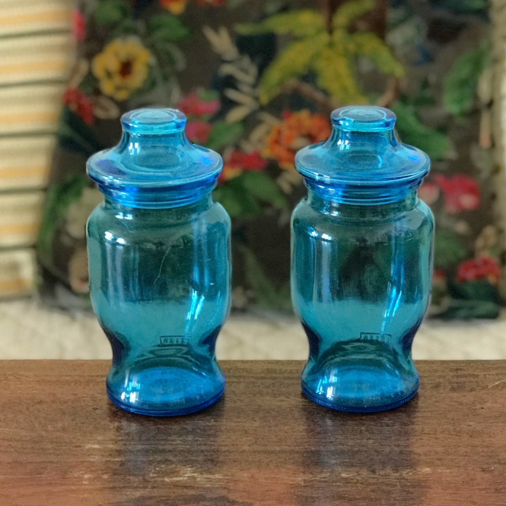 Lot de 2 bocaux publicitaires vintage en verre moulé bleu Lever par Hello Broc brocante en ligne