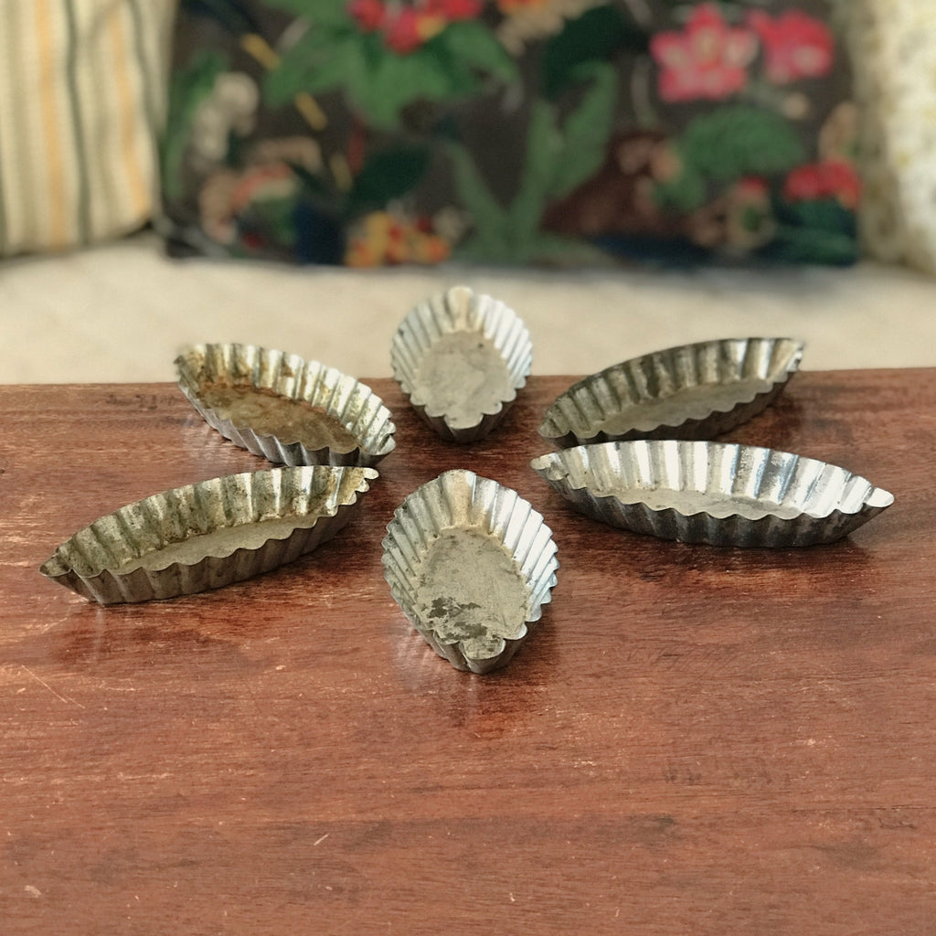 Lot de 6 petits moules à barquettes anciens en métal par Hello Broc brocante en ligne
