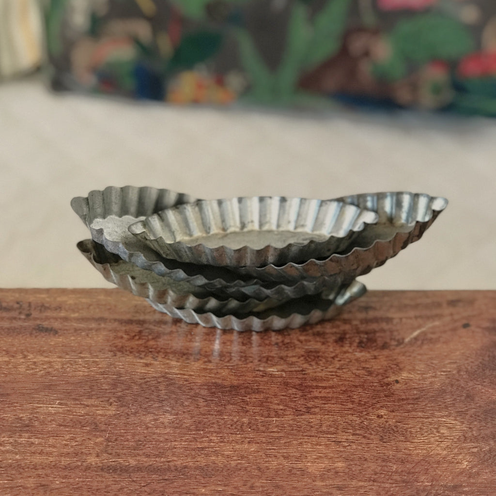 Lot de 6 petits moules à barquettes anciens en métal par Hello Broc brocante en ligne