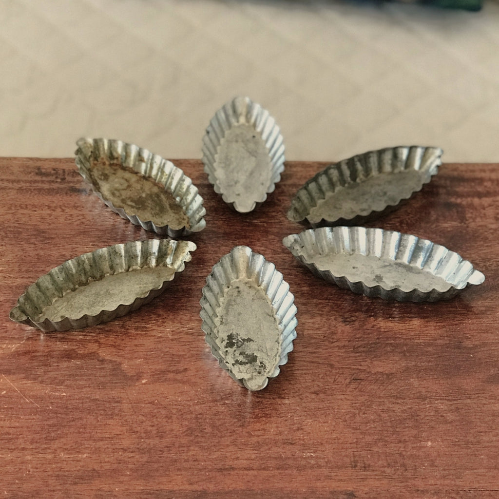 Lot de 6 petits moules à barquettes anciens en métal par Hello Broc brocante en ligne