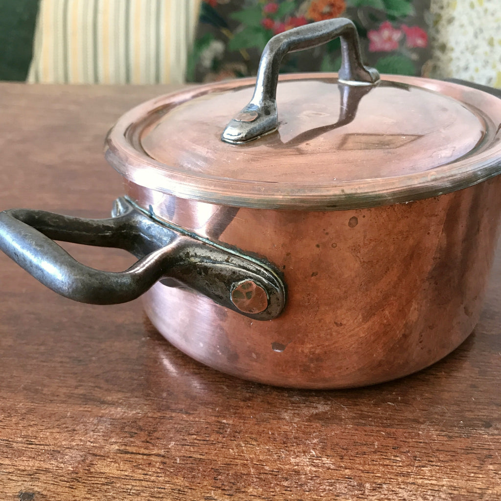 Petite marmite ou cocotte ancienne en cuivre étamé par Hello Broc brocante en ligne