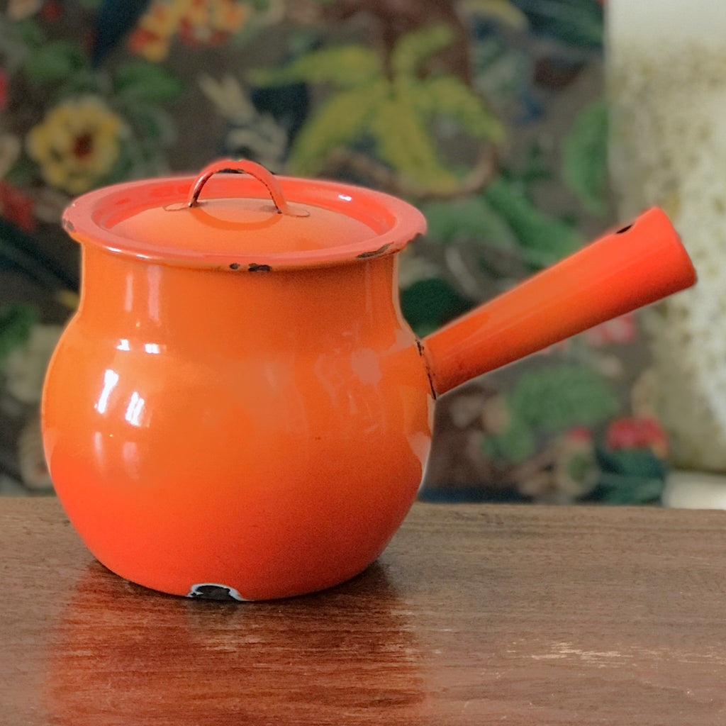 Caquelon haut ou marmite en tôle émaillée orange avec son couvercle d'origine par Hello Broc brocante en ligne