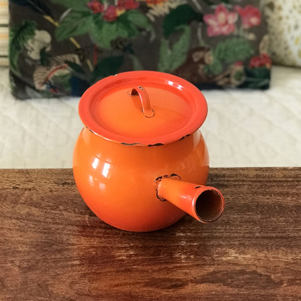 Caquelon haut ou marmite en tôle émaillée orange avec son couvercle d'origine par Hello Broc brocante en ligne