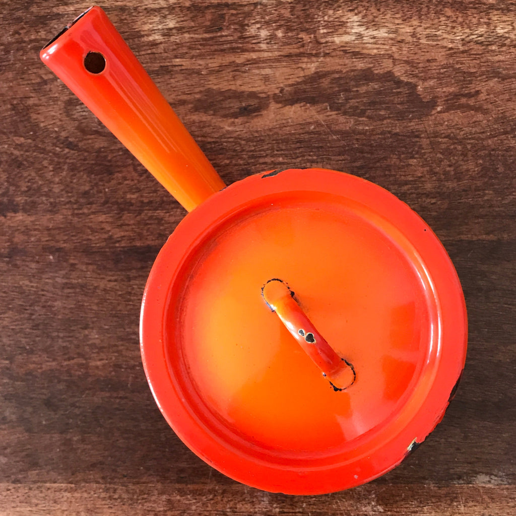 Caquelon haut ou marmite en tôle émaillée orange avec son couvercle d'origine par Hello Broc brocante en ligne
