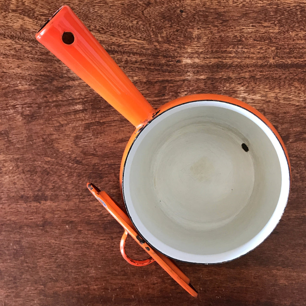 Caquelon haut ou marmite en tôle émaillée orange avec son couvercle d'origine par Hello Broc brocante en ligne