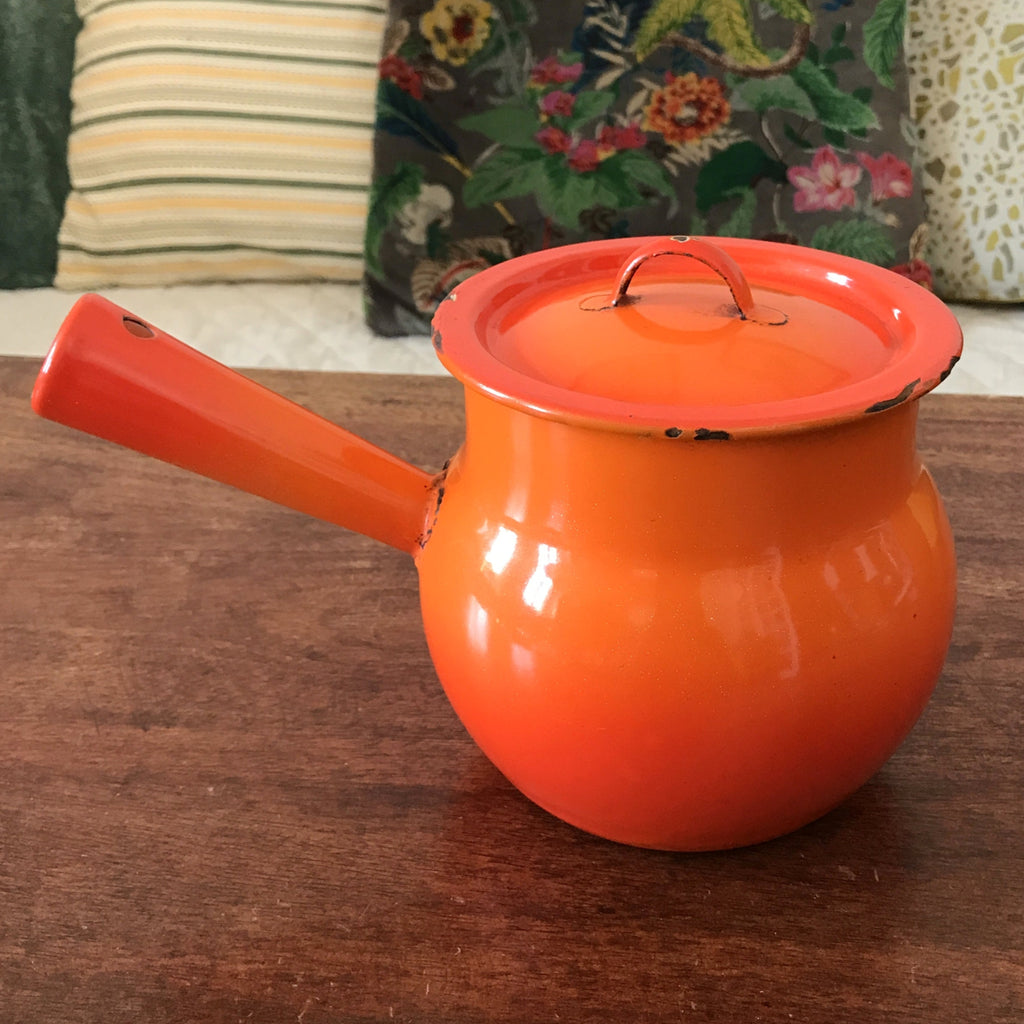 Caquelon haut ou marmite en tôle émaillée orange avec son couvercle d'origine par Hello Broc brocante en ligne