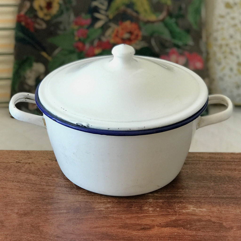 Marmite faitout ou cocotte vintage avec couvercle en métal émaillé blanc diamètre de 24 cm par Hello Broc brocante en ligne