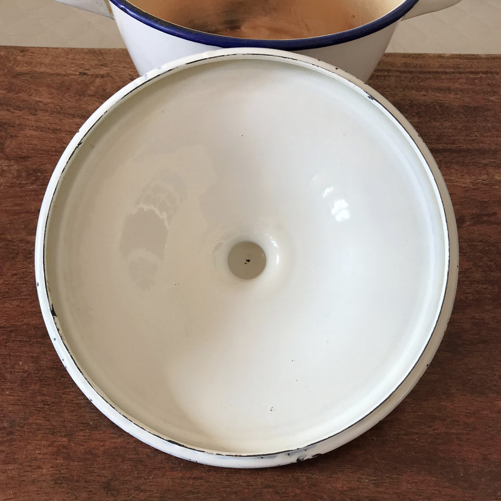 Marmite faitout ou cocotte vintage avec couvercle en métal émaillé blanc diamètre de 24 cm par Hello Broc brocante en ligne