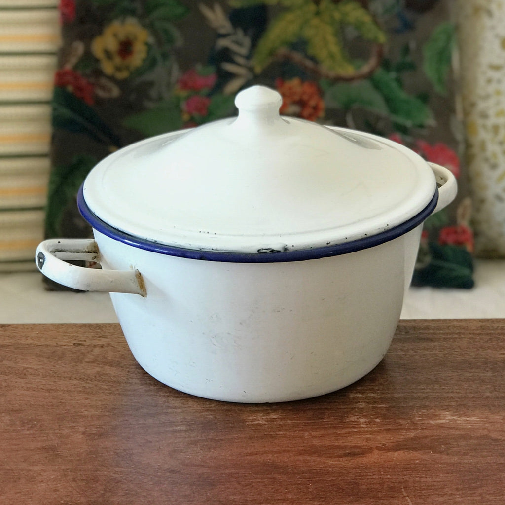 Marmite faitout ou cocotte vintage avec couvercle en métal émaillé blanc diamètre de 24 cm par Hello Broc brocante en ligne