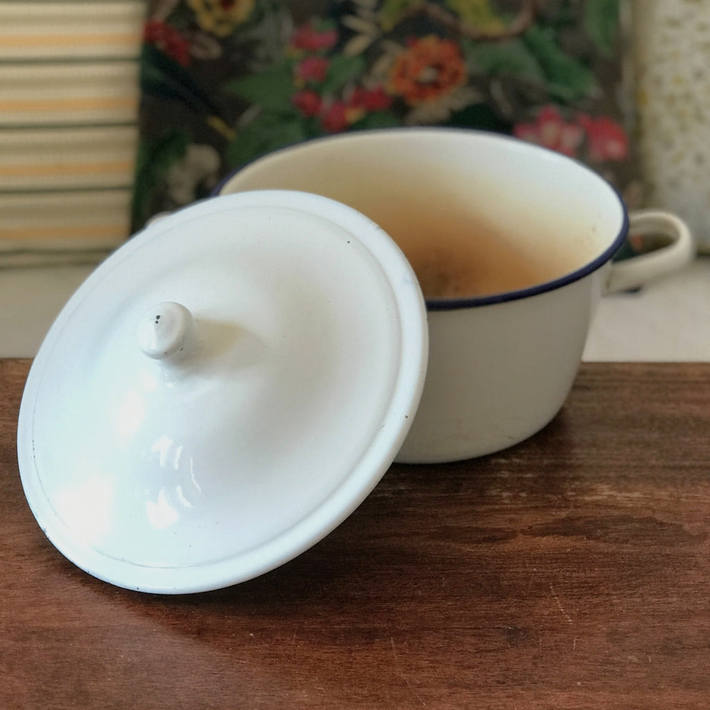 Marmite faitout ou cocotte vintage avec couvercle en métal émaillé blanc diamètre de 24 cm par Hello Broc brocante en ligne