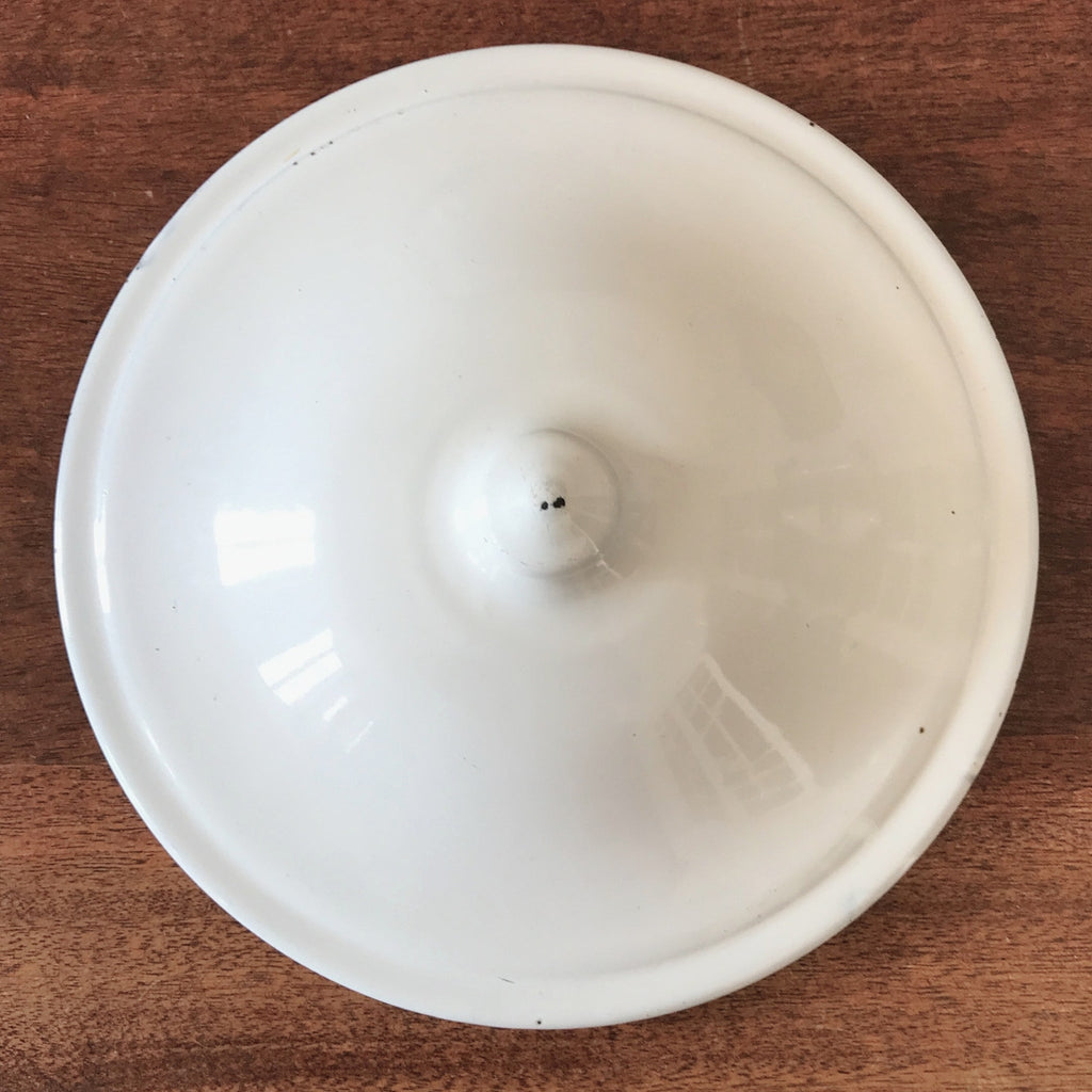 Marmite faitout ou cocotte vintage avec couvercle en métal émaillé blanc diamètre de 24 cm par Hello Broc brocante en ligne