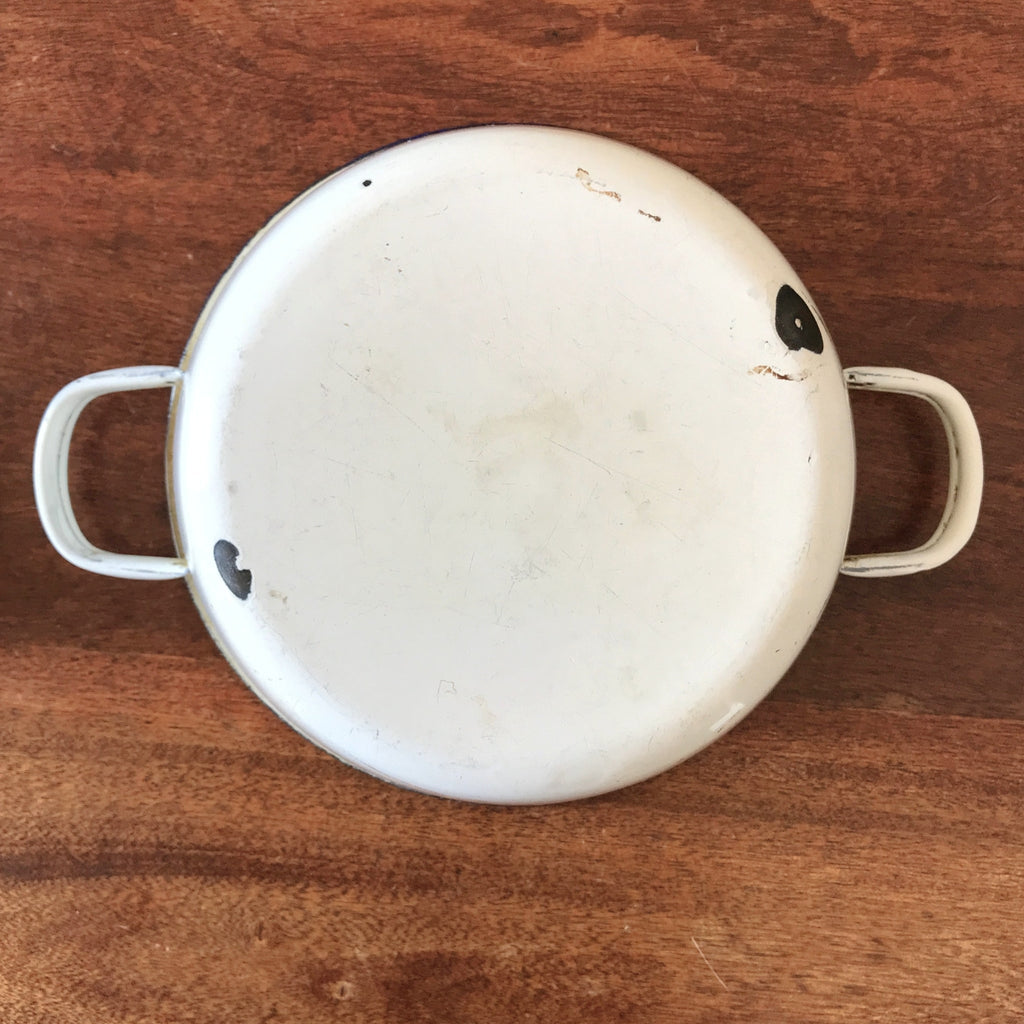 Marmite faitout ou cocotte vintage avec couvercle en métal émaillé blanc diamètre de 24 cm par Hello Broc brocante en ligne