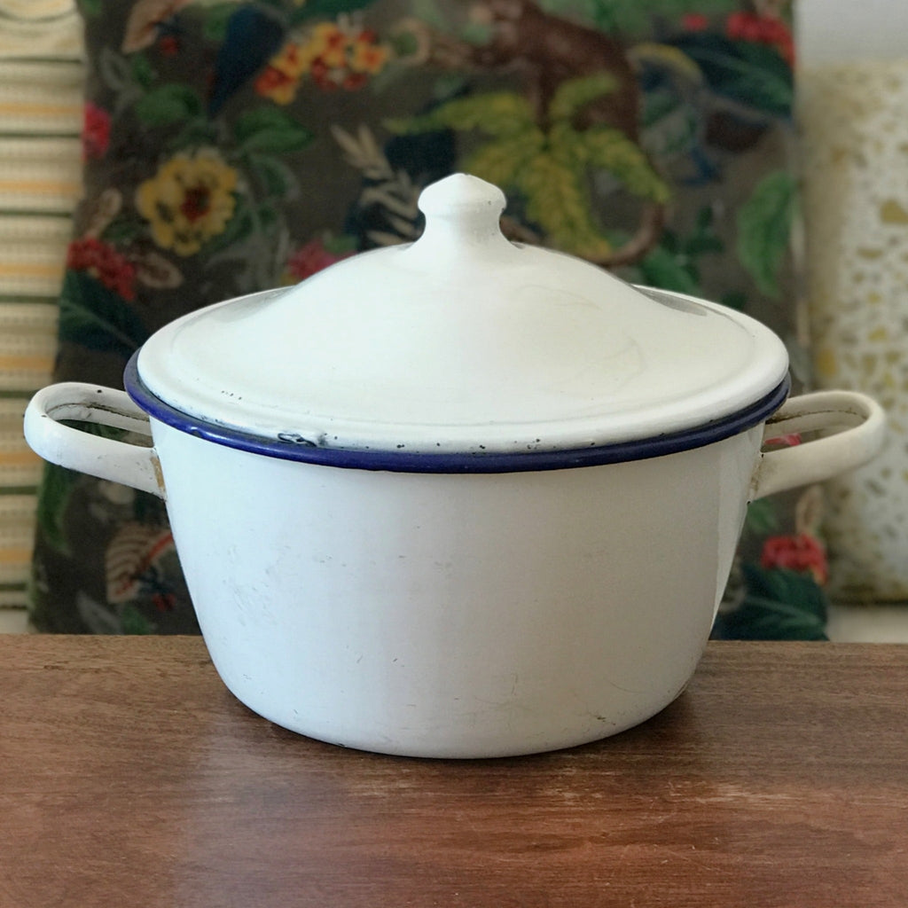 Marmite faitout ou cocotte vintage avec couvercle en métal émaillé blanc diamètre de 24 cm par Hello Broc brocante en ligne