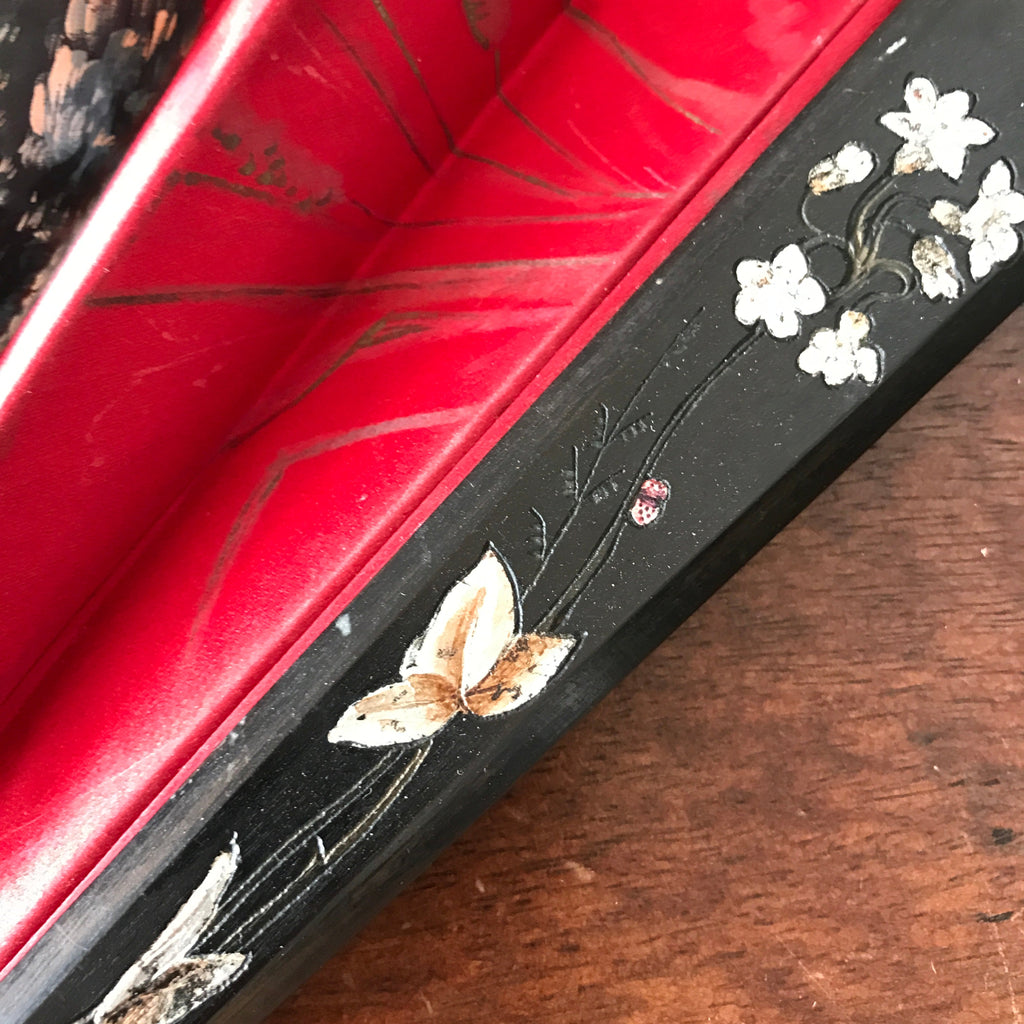 Eventail en soie rouge peinte décor oiseaux dans le style Napoléon III par Hello Broc brocante en ligne