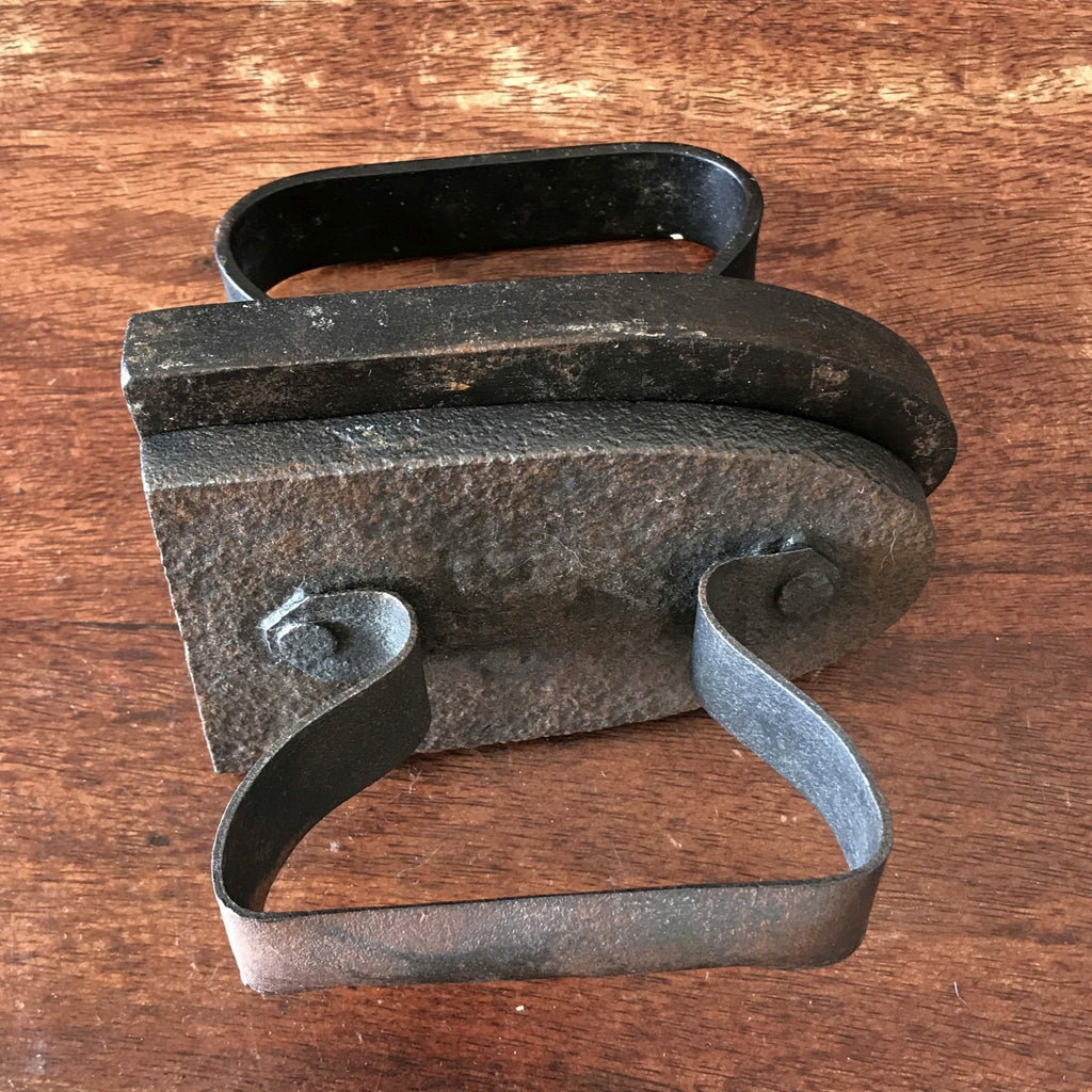 Paire de fers à repasser anciens en fonte par Hello Broc brocante en ligne