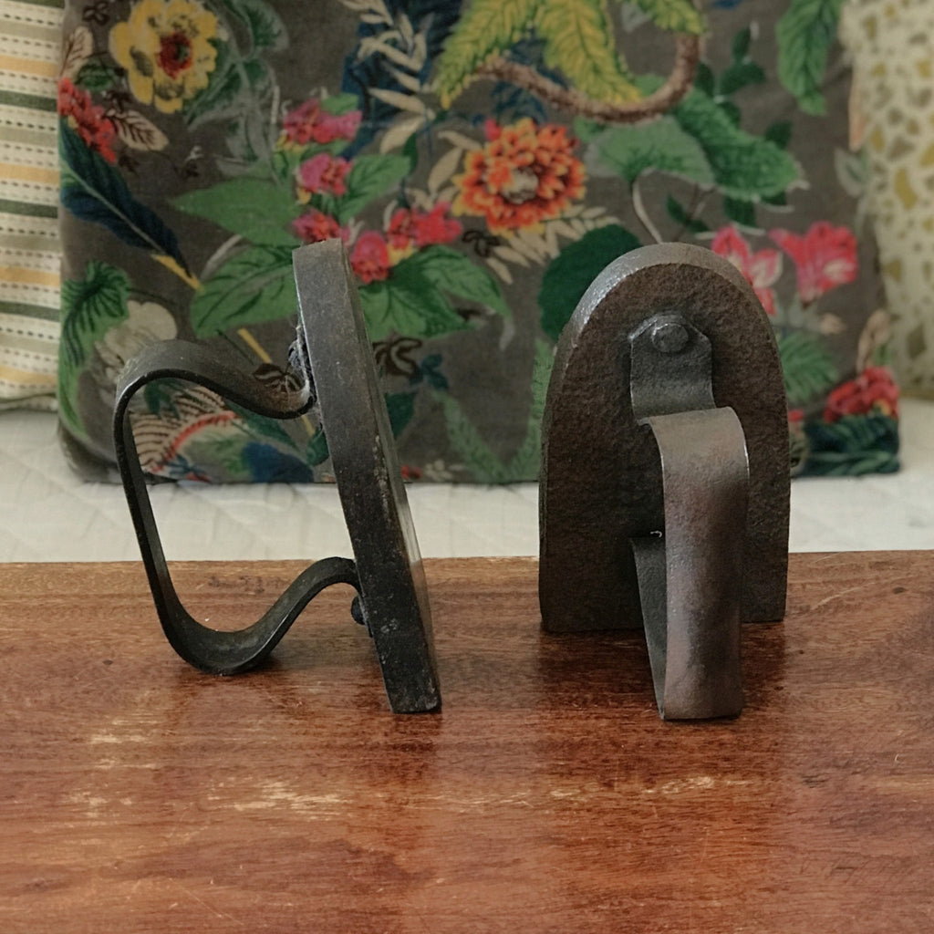 Paire de fers à repasser anciens en fonte par Hello Broc brocante en ligne