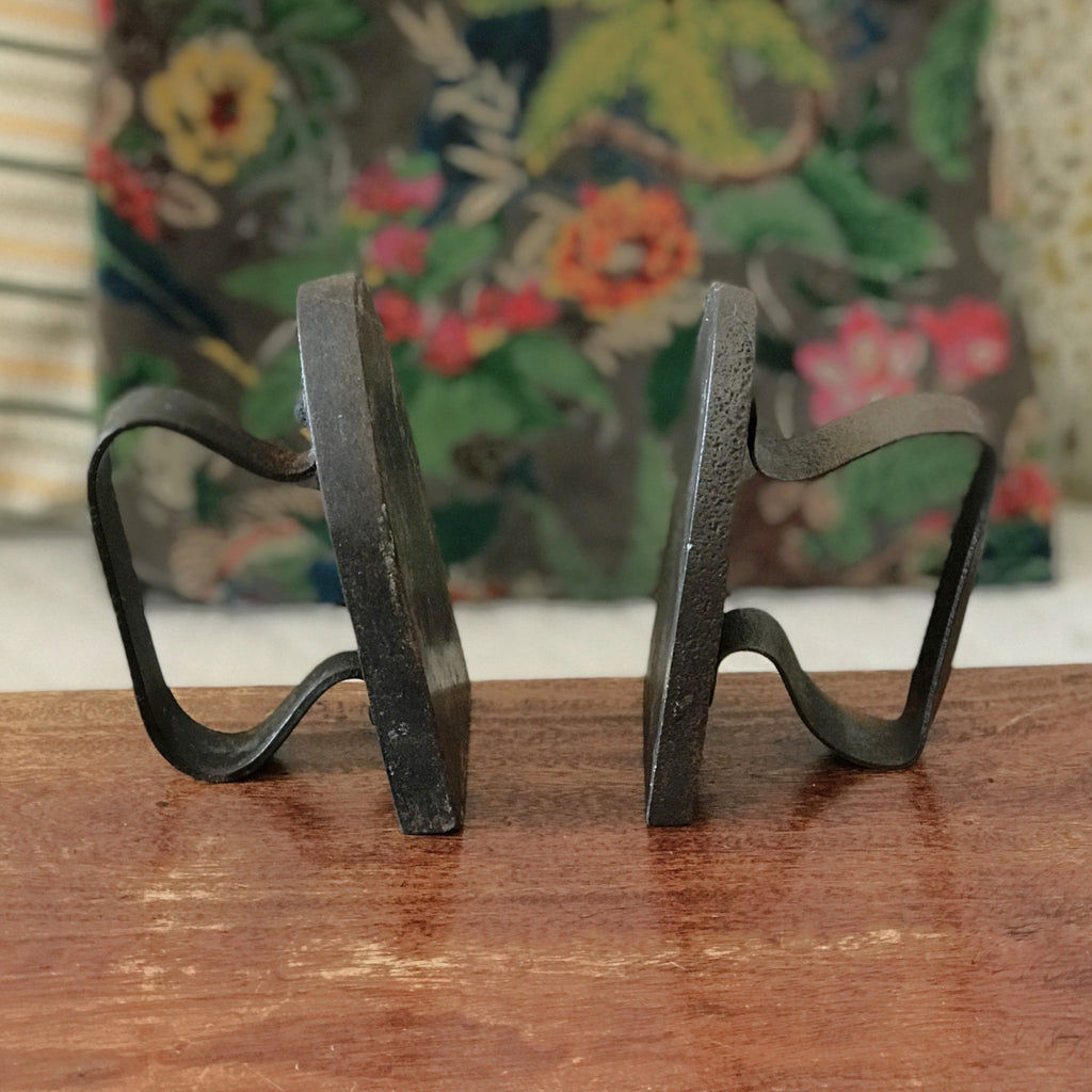 Paire de fers à repasser anciens en fonte par Hello Broc brocante en ligne