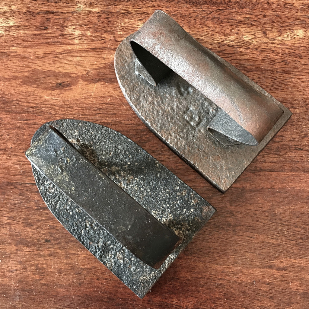 Paire de fers à repasser anciens en fonte par Hello Broc brocante en ligne