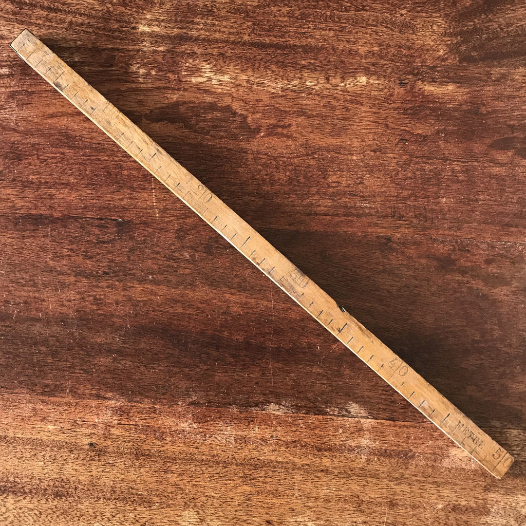 Mètre de tapissier en bois début XXème siècle gradué en creux par Hello Broc brocante en ligne